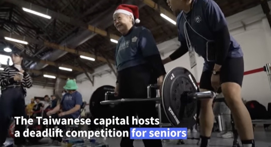 Taipei hosts Christmas-themed senior deadlift competition