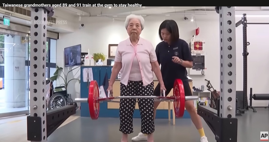 Taiwanese grandmothers aged 89 and 91 train at the gym to stay healthy