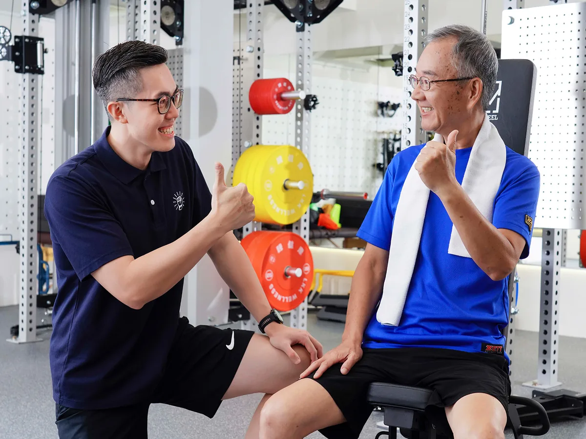 練健康一對一訓練：教練一對一指導中高齡學員完成訓練